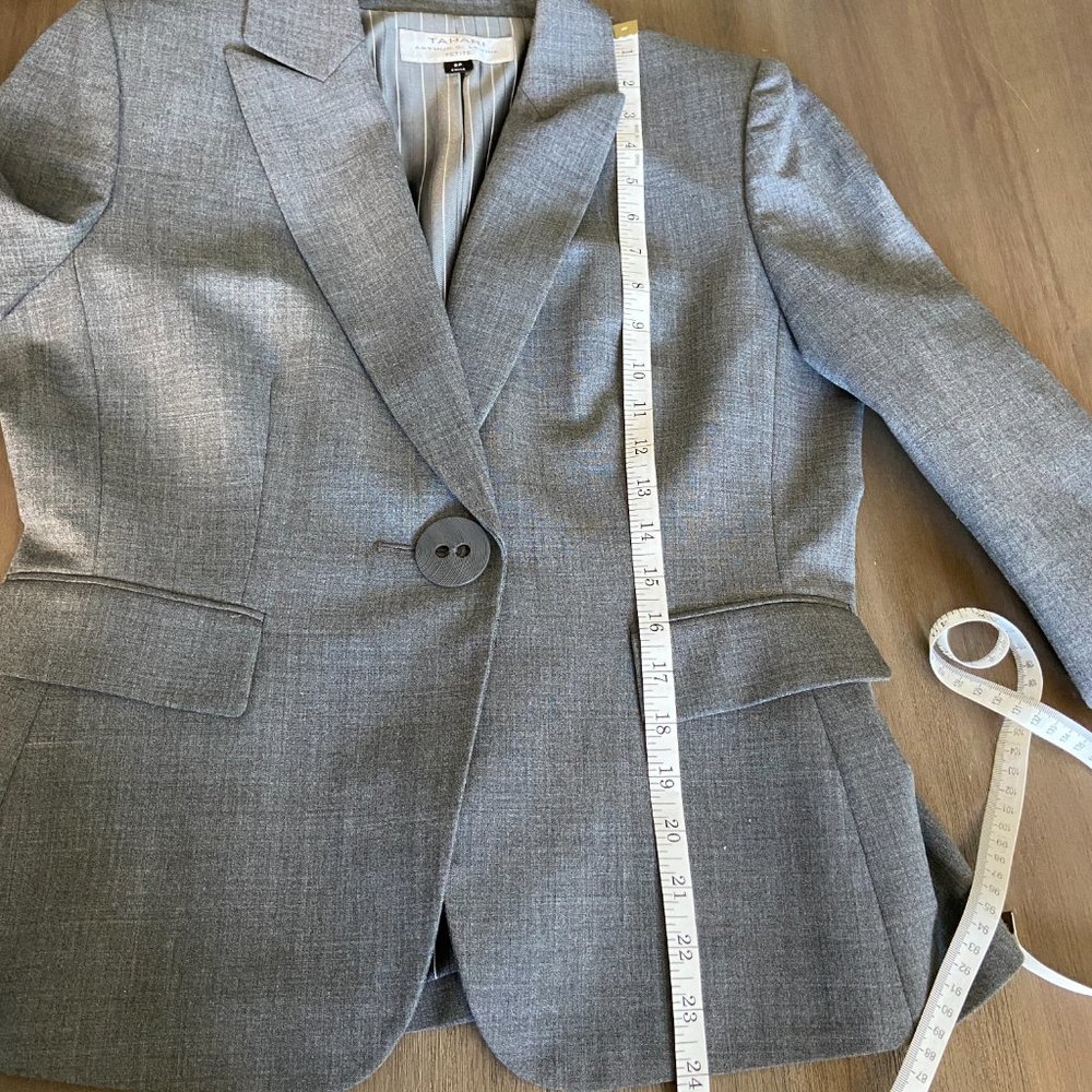 Tahari Gray Blazer size 8P - Picture 7 of 7
